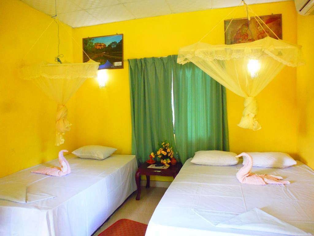 The Nilmini Lodge Szigirija Szoba fotó